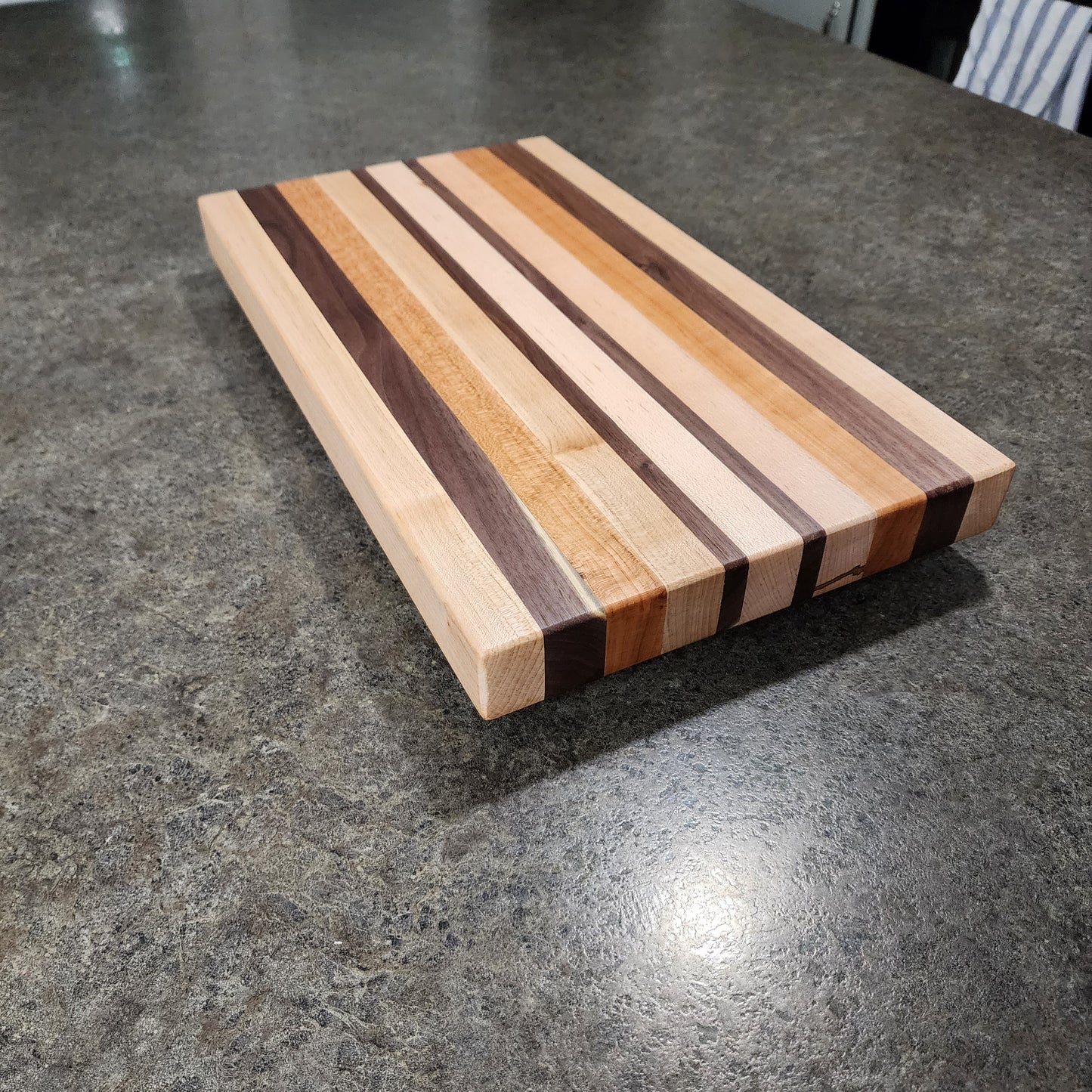 Edge Grain Cutting Board(medium w/rubber feet)